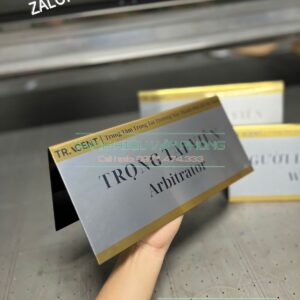 Biển để bàn hai mặt, Bảng để bàn inox, Bảng chữ L mica, Bảng chữ V để bàn