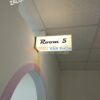 Biển tên phòng có đèn, Bảng vẫy led tên phòng, Biển phóng sáng đèn, Bảng đèn tên lớp